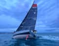 Damit ist sie die erste US-Seglerin, der eine Solo-Nonstop Regatta um die Welt gelingt