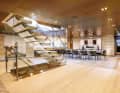 New-York-Loft: PH Design entwarf ein modern-minimalistisches Interieur, in dem gekalktes Eichenholz, Titan und viel Leder dominieren. Die Deckenpaneele fertigte die Werft ebenfalls aus dünnen Titanpaneelen. Eine scheinbar frei schwebende Treppe führt vom Salon auf die Flybridge