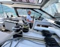 Un poste de travail protégé. Le poste de pilotage monté sur le côté et le cockpit extérieur sont protégés par un bimini fixe avec pare-brise avancé.