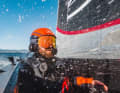 Eine Skibrille schützt die Segler vor dem prasselnden Spray