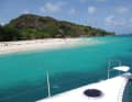 Ein Charterkatamaran vor den Seychellen