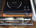 Une table de cuisson mobile à induction permet de chauffer rapidement et consomme peu d'électricité, ce qui permet de l'utiliser sans courant de quai grâce à un inverseur.