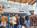 Besucher am Stand bei Hanse Yacht