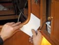 Ajuster la forme : Après le sciage, l'arrondi doit être ajusté avec précision. Pour le rectifier, on utilise des tuyaux de vidange de différents diamètres collés avec du papier abrasif.