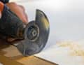 Sawing: To prevent the Resopal from tearing, it is clamped onto a large MDF board. Sawing is done with an oscillating tool. A Plexiglas rail is ideal for long, straight cuts.