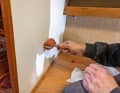 Appuyer sur la surface : Lorsque le panneau Resopal est en place, il est posé sur toute sa surface et pressé uniformément. Pour cela, on utilise un rouleau en caoutchouc. Pour éviter les bulles d'air, travailler du centre vers l'extérieur.