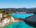 Lakka, Paxos Island: One of the most beautiful bays in the whole of Greece. Plenty of space, very good shelter. Unfortunately, it’s usually very busy. There is space for around 10 yachts at the jetty (water, electricity). The sundowner at ‘Fanis Bar’ is a real must. Restaurant tip: ‘Stasinos’. Lovely courtyard, excellent food. There’s a good bakery in the village.