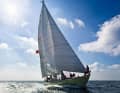 Ein wenig Wind braucht die Yawl, dann fühlt sie sich unter Vollzeug sichtlich wohl