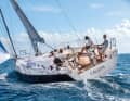J/45: attraktiver und leistungsstarker Performance-Cruiser von J/Boats mit Top-Ausstattung ab Werft. Daher auch teuer im Vergleich. Die Rumpflinien sind schlank und eher konventionell. Lüa 13,85 m; Breite 4,25 m; Gewicht 9,9 t; ab 603.390 Euro