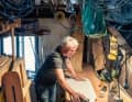 Sous le toit de son atelier à Hambourg-Ottensen, il y a toujours quelque chose à faire pour le propriétaire de deux dériveurs historiques.