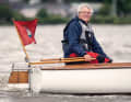 Con la bandiera della città di Altona a poppa e la barra del suo "Woge" centenario in mano, il presidente del dinghy si sente a casa.