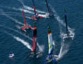 Qui il team Germany SailGP e i suoi avversari sono a caccia di una boa.