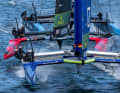 Hier jagen das Germany SailGP Team und seiner Verfolger aus der Schweiz und Neuseeland übers Wasser.