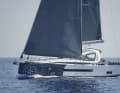 Powerful hull with chines, moderate deck planing, plus a flat and elongated cabin superstructure. The lines are modern and striking