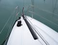 Der Bugspriet ruht in einer Mulde im Vordeck. So kann kein Wasser ins Schiff eindringen