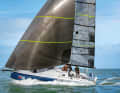 Kommt das Schiff ins Gleiten, hebt sich auch der Scow-Bug aus dem Wasser. Die Sun Fast 30 One Design mag vor allem die Kurse raumschots