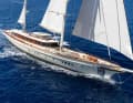 „Simena“: 62 Meter klassische Eleganz mit modernem Hybridantrieb.