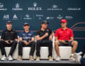 Sur un banc avec les grands noms de SailGP (de gauche à droite) : Erik Kosegarten-Heil, double médaillé de bronze olympique en 49er, et les champions olympiques Peter Burling, Dylan Fletcher, Tom Slingsby et Diego Botin.