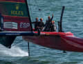 Le pilote Joel Rodriguez lève le poing en signe de victoire pour Los Gallos lors de l'Emirates Great Britain Sail Grand Prix, sous le ciel de Portsmouth.