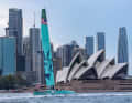 Das United States SailGP Team vor Sydneys berühmten Opernhaus.