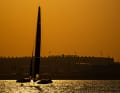 L'équipe Rockwool Denmark SailGP sous une lumière dorée au large de Dubaï
