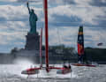 Lady Liberty blickt über den SailGP-Rennkurs auf dem Hudson River.