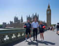 Bereit fürs Heimspiel: Das Team Emirates GBR mit Steuermann Dylan Fletcher, Strategin Hannah Mills und ihrem Teamchef und CEO Sir Ben Ainslie bei einem Pressetermin in London.