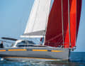 JPK 45 FC : bateau d'eau bleue sportif avec des prétentions d'explorateur de la maison JPK en France. Lors du test, le bateau a montré de fortes caractéristiques de navigation et une grande aptitude à la navigation en haute mer. Longueur 13,80 m ; largeur 4,50 m ; poids 9,45 t ; à partir de 494.740 euros.