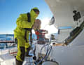 The cockpit is designed as a workplace and offers the best ergonomic conditions - regardless of whether you are cranking backstays, spreaders and sheets on the outside or halyards and halyard lines in the centre.