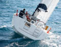 The trim to leeward is clearly visible on this wide, flat hull. The rudder also shows itself, it is levered out. The result is a large angle of attack, it brakes and forms a wake vortex