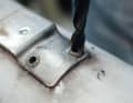 La testa può essere rimossa con la punta del trapano, che deve essere leggermente più grande del foro del rivetto.
