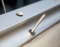 Le rivet est en place. Si la tige du rivet ne tient pas, elle est fixée à l'aide d'un tournevis.