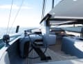Die Anordnung der Winschen und Bedienelemente direkt am Rad ermöglicht das Manövrieren der Yacht mit kleiner Crew.