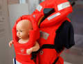 Kanguro kombiniert Rettungsweste und Kindertrage, damit bleiben Eltern und Kleinkinder auch im Wasser zusammen.