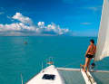 The most important tips for newcomers to the Caribbean: keep an eye out for reefs at the bow and constantly check the depth