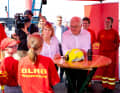 Elke Büdenbender und Frank-Walter Steinmeier interessierten sich für die Rettungsarbeit der DLRG und besonders für die Schwimmausbildung von Kindern und Jugendlichen.