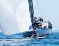 Una squadra di professionisti in corsa per il titolo IDM alla Kieler Woche: l’equipaggio della “Niramo” di Kiel in azione.