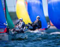 Nel primo pomeriggio di giovedì, una leggera brezza da nord-est ha dato una boccata d’aria ai giovani velisti della classe 29er, consentendo lo svolgimento di coloratissime regate dell’Eurocup alle porte di Kiel-Schilksee.