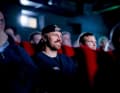 Erik Kosegarten-Heil et ses coéquipiers lors d'une séance de cinéma au Zeise Kinos de Hambourg.