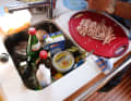Stivare gli ingredienti nel lavello in modo che non si ribaltino e non scivolino
