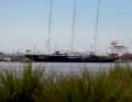 Le yacht de 125 mètres de long de Jeff Bezos, le fondateur d'Amazon, a dû s'y déplacer car la marina était trop petite.