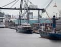 Im Industriehafen liegt die Megayacht nun zwischen Kränen und Frachtern
