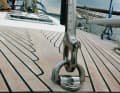 The stay is tensioned on deck with a mobile tensioner. Or you can use a sail with load-bearing fibres or cables on the luff and only use an auxiliary stay