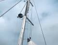 The rail for the head fitting and batten slide is movably mounted up to the first pair of spreaders. It compensates for the bending of the mast and equalises the boom's banging in rough seas as well as the compression pressure of the battens