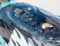 Ashby dans le cockpit, qui ressemble plus à celui d'une voiture de Formule 1 qu'à celui d'un voilier ...