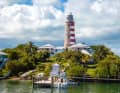 Der auffällige, weil nur teilweise gestreifte Leuchtturm in der Bucht von Hope Town musste nach Hurrikan Dorian 2019 renoviert werden