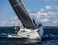 Le Genoa peut être bien bordé ; la pointe d'étrave est équipée d'une ancre et d'un enrouleur électrique pour le gennaker et le Code Zero.