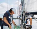 Halyards without chaff: All halyards and reefing lines are operated with winches on the mast and boom. In rough seas, shackles secure the crew
