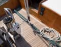 Hard work: The companionway is offset to port. The small wheel and the weakly lowered mainsheet are energy-sapping