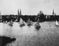 Segler des Lübecker Yacht-Clubs mit ihren Booten auf  der Wakenitz, im Hintergrund die Kirchtürme Lübecks